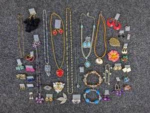 lot 709 image: Vintage Costume Jewelry