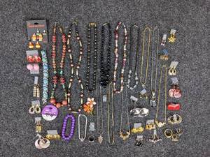 lot 707 image: Vintage Costume Jewelry