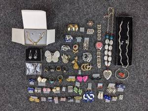 lot 705 image: Vintage Costume Jewelry