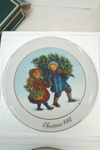 lot 1 image: Avon Christmas plates