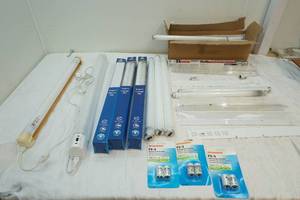 lot 17 image: fluorescent lights and bulbs