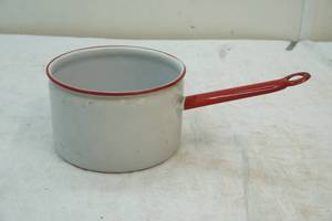 lot 22 image: vintage enamel cooking pot