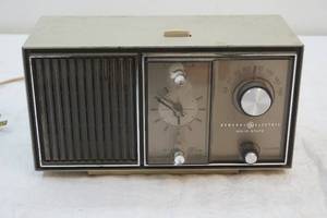 lot 23 image: vintage GE alarm clock radio