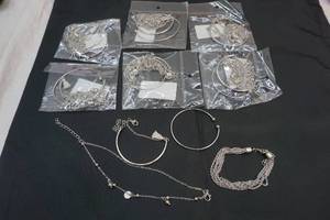 lot 28 image: jewelry