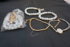 lot 30 image: jewelry