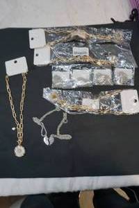 lot 31 image: jewelry