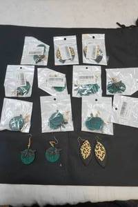 lot 34 image: jewelry