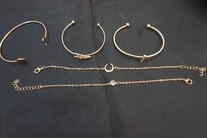 lot 35 image: jewelry
