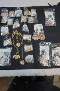 lot 39 image: jewelry