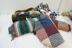 lot 112 image: throw blankets