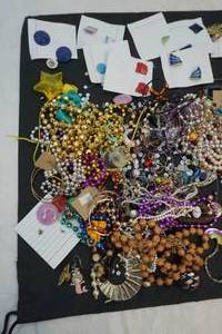 lot 114 image: craft jewelry