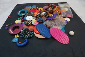 lot 115 image: craft jewelry