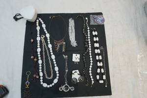 lot 117 image: jewelry