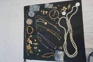 lot 119 image: jewelry