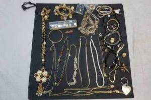 lot 121 image: jewelry