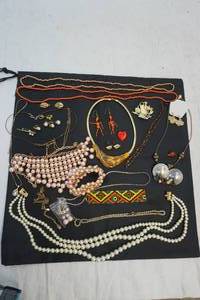 lot 122 image: jewelry