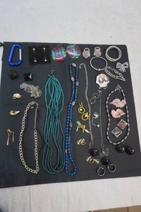 lot 123 image: jewelry