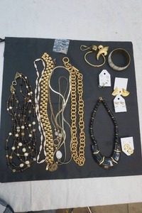lot 124 image: jewelry