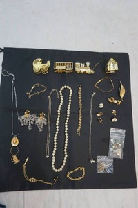 lot 125 image: jewelry