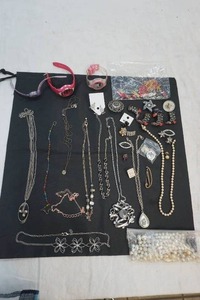 lot 126 image: jewelry