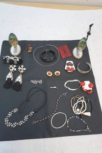 lot 128 image: jewelry