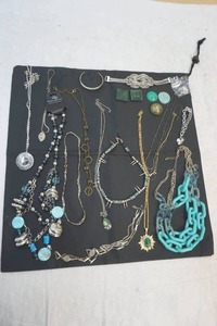 lot 129 image: jewelry