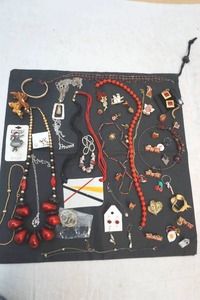 lot 130 image: jewelry