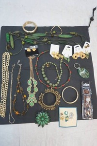 lot 131 image: jewelry