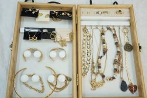 lot 133 image: jewelry and jewelry box