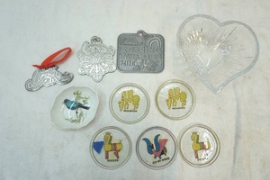 lot 143 image: glass coasters and blue bird pinch dish