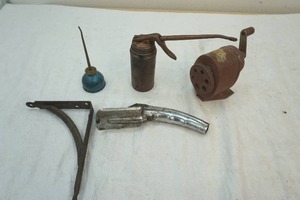 lot 181 image: small oil cans and can spout