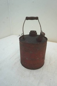 lot 194 image: vintage oil can