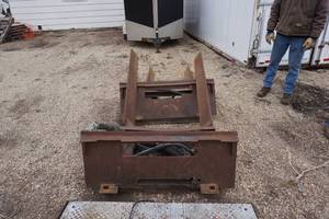 lot 6 image: Universal Mount Bobcat Skid Loader Skid Steer Hydraulic Tree Handling Attachment