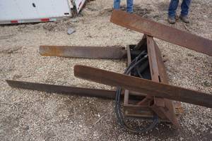 lot 7 image: Universal Mount Bobcat Skid Loader Skid Steer Hydraulic Tree Handling Attachment