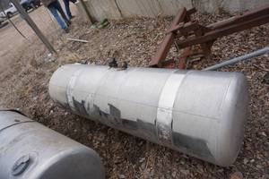 lot 5B image: Peterbilt Semi Driver Side Fuel Tank