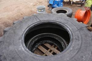lot 195 image: 2 - Deestone Brand Loader Implement Tires