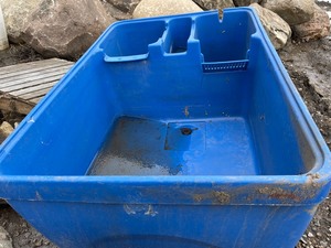lot 89 image: Nursery Pro Large Retail FishBait Tank