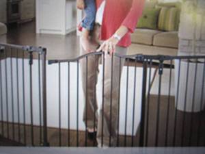 lot 15 image: deluxe decor safety gate open box ...