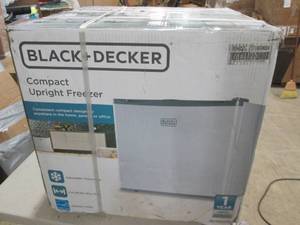 lot 19 image: black and decker 1.2cuft compact up...