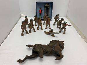 lot 2 image: Vintage Metal Soldiers Britain And Barclay