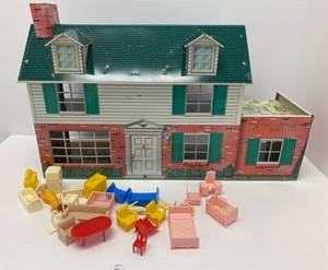lot 5 image: Vintage Marx Brand Tin Doll House With Furniture & People