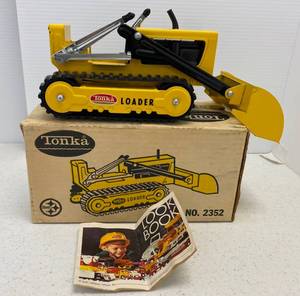 lot 13 image: Vintage Tonka Loader No. 2352 in original Box