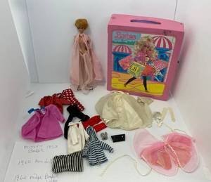lot 18 image: 1962 Barbie Midge Doll with Case & Clothes