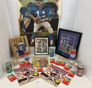 lot 29 image: Sports Memorabilia Group including autographed Photos