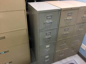 lot 31 image: 4 Drawer File Cabinet
