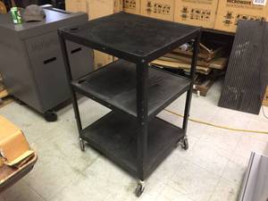 lot 192 image: Metal 3 Tier Rolling Cart