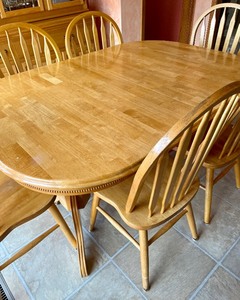 lot 1 image: Beautiful Oak Dining Table with 8 Chairs