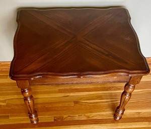 lot 2 image: Lovely End Table