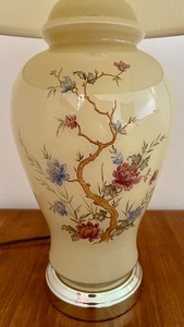 lot 9 image: Lovely Vintage Table Lamp