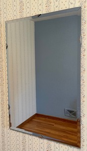 lot 14 image: Beautiful Beveled Mirror